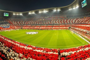 开云体育俱乐部官网-冠军球队基地开放日吸引大批粉丝参观，冠军足球场